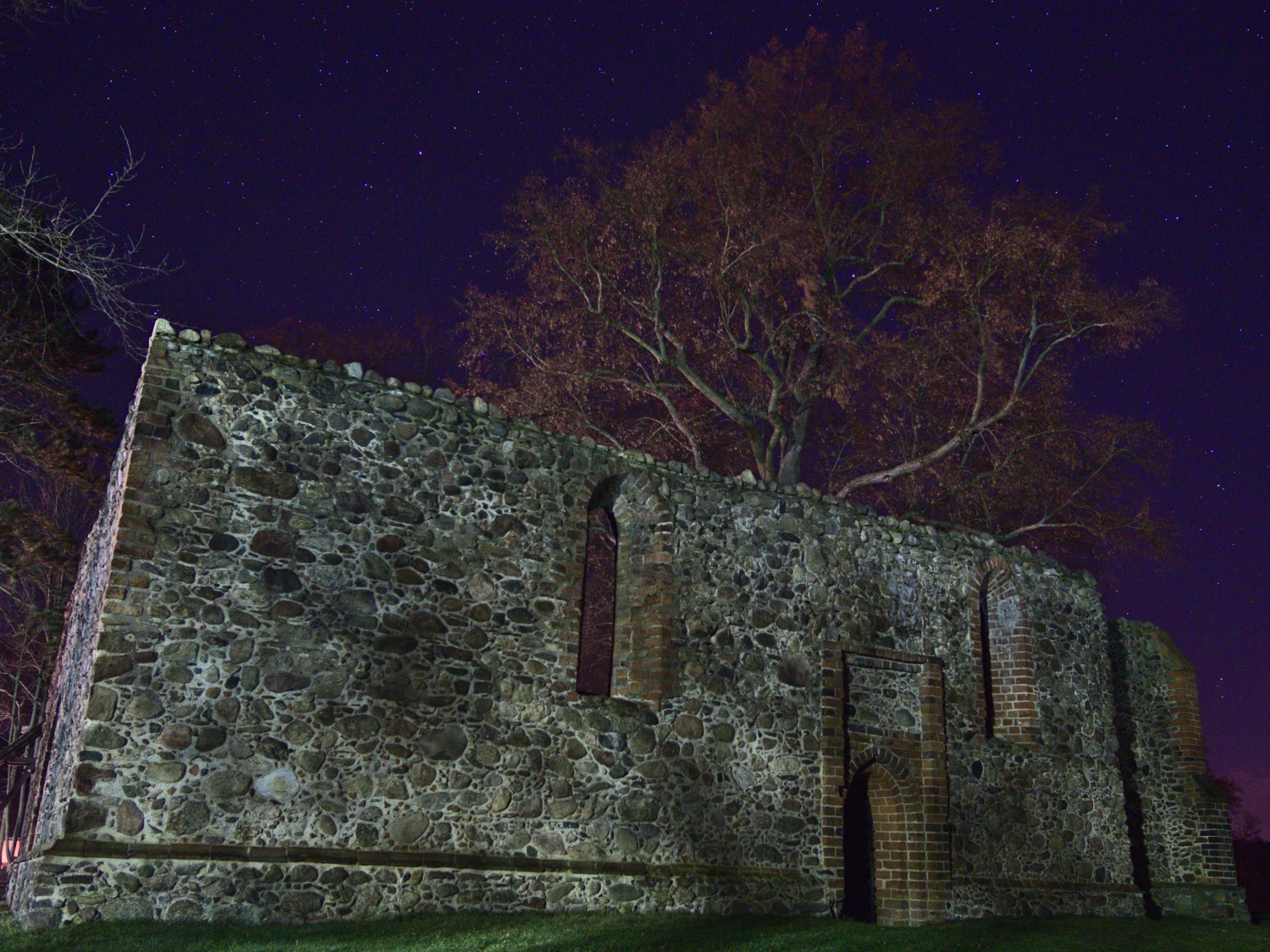 Kirchruine bei Nacht