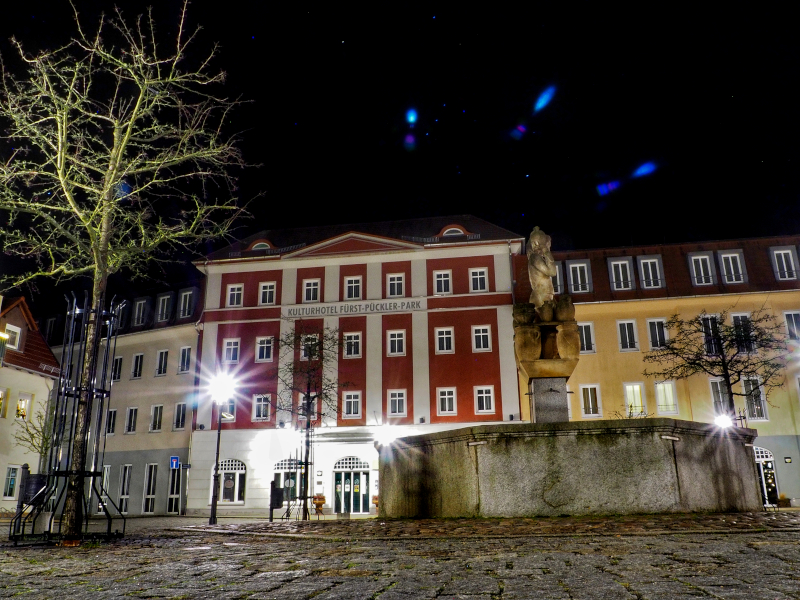 Marktplatz Bad Muskau bei Nacht