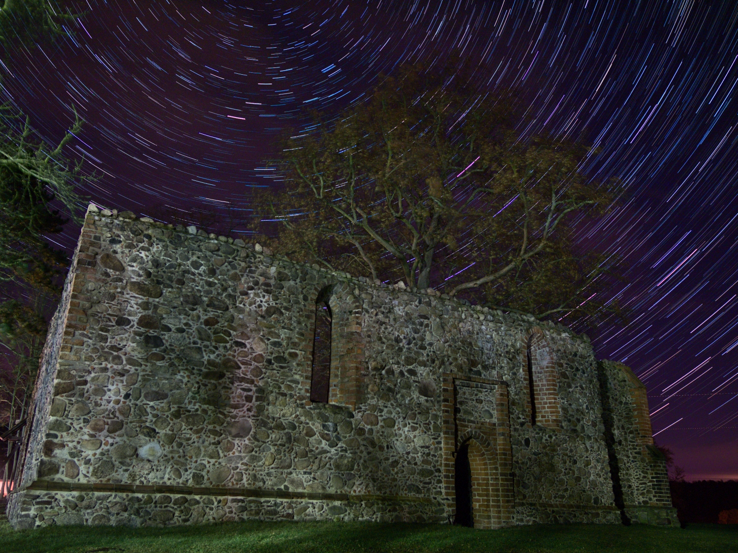 Startrail Kirchruine